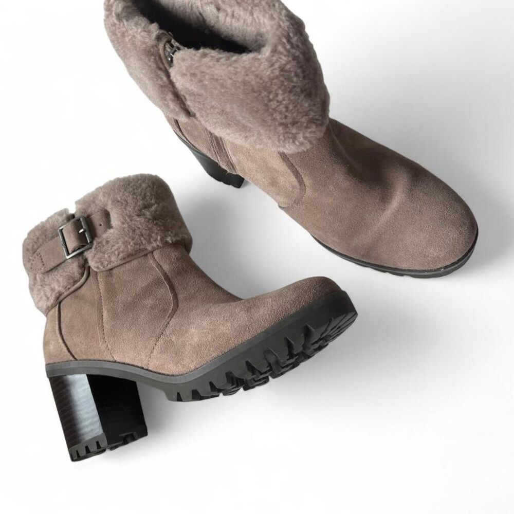 UGG Elisiana Beige Boots, featuring a cozy fold-over shearling collar Size 10